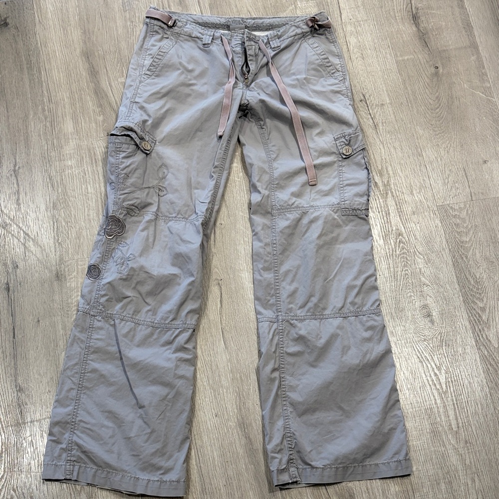 Gray Casual Roxy Pants with Floral Accents